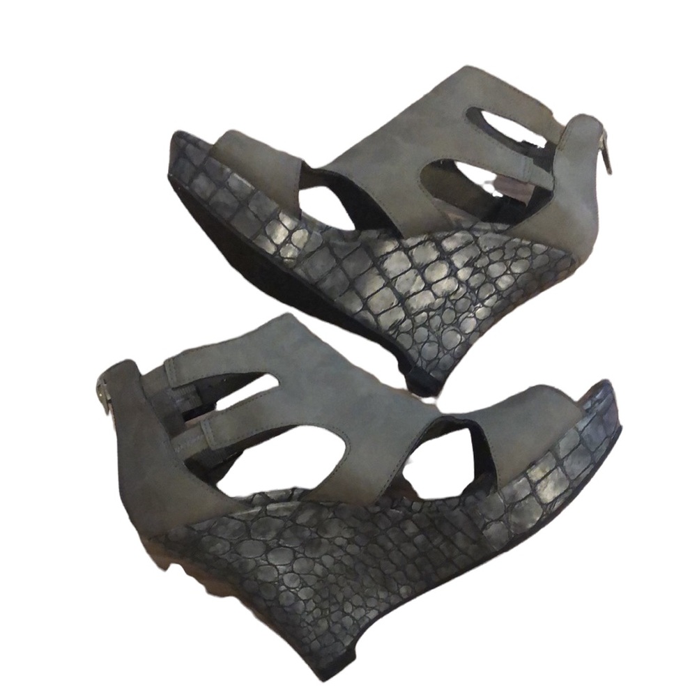 UNLISTED BY KENNETH COLE BUZZ BACK CUT OUT FAUX SUEDE CROC WEDGES GRAY SIZE 6.5